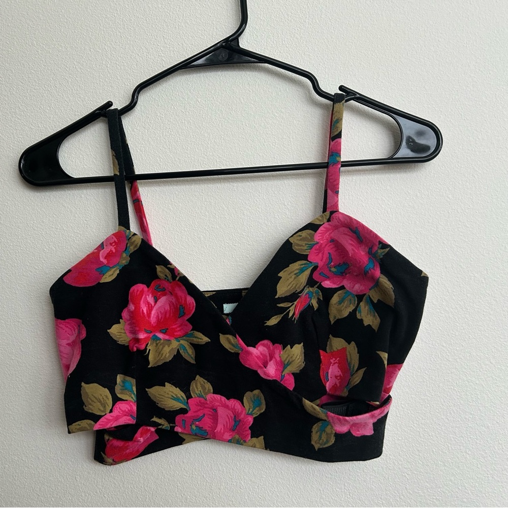*DONATING SOON, ACCEPTING ALL OFFERS*Kimchi Blue - Black Floral Crop Top
